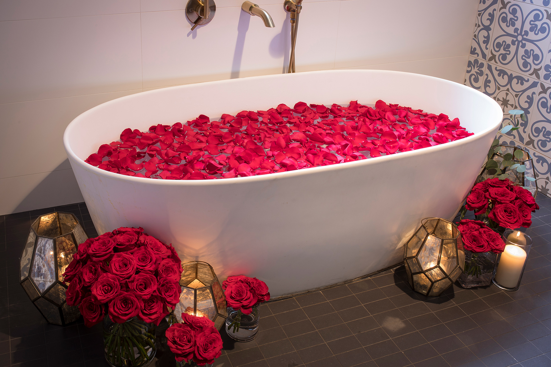 Bathtub filled with rose petals in heart shape  Bath romantic, Romantic  bedroom decor, Romantic bath
